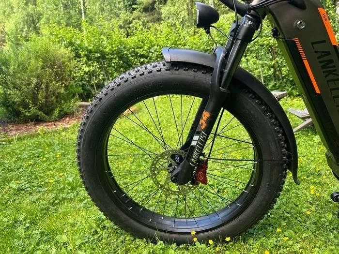 Lankeleisi MG600 Plus leveät renkaat sohjossa ja lumessa