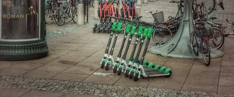 Sähköpotkulauta kaupungissa